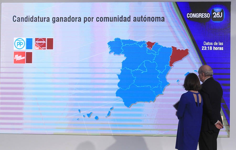 La vicepresidenta del Gobierno en funciones, Soraya Sáenz de Santamaría, y el ministro del Interior en funciones, Jorge Fernández Díaz.