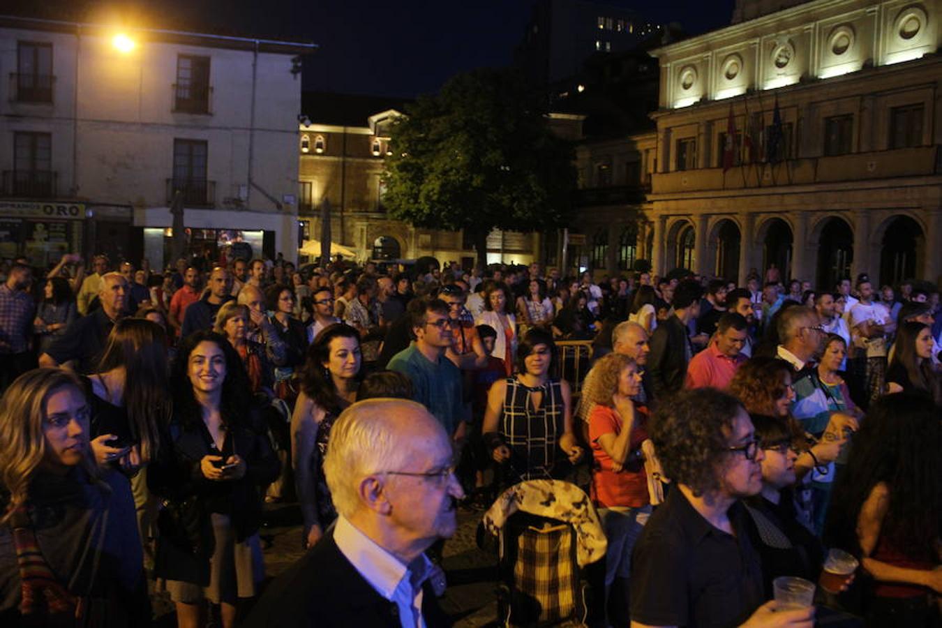 The Bright, por y para León