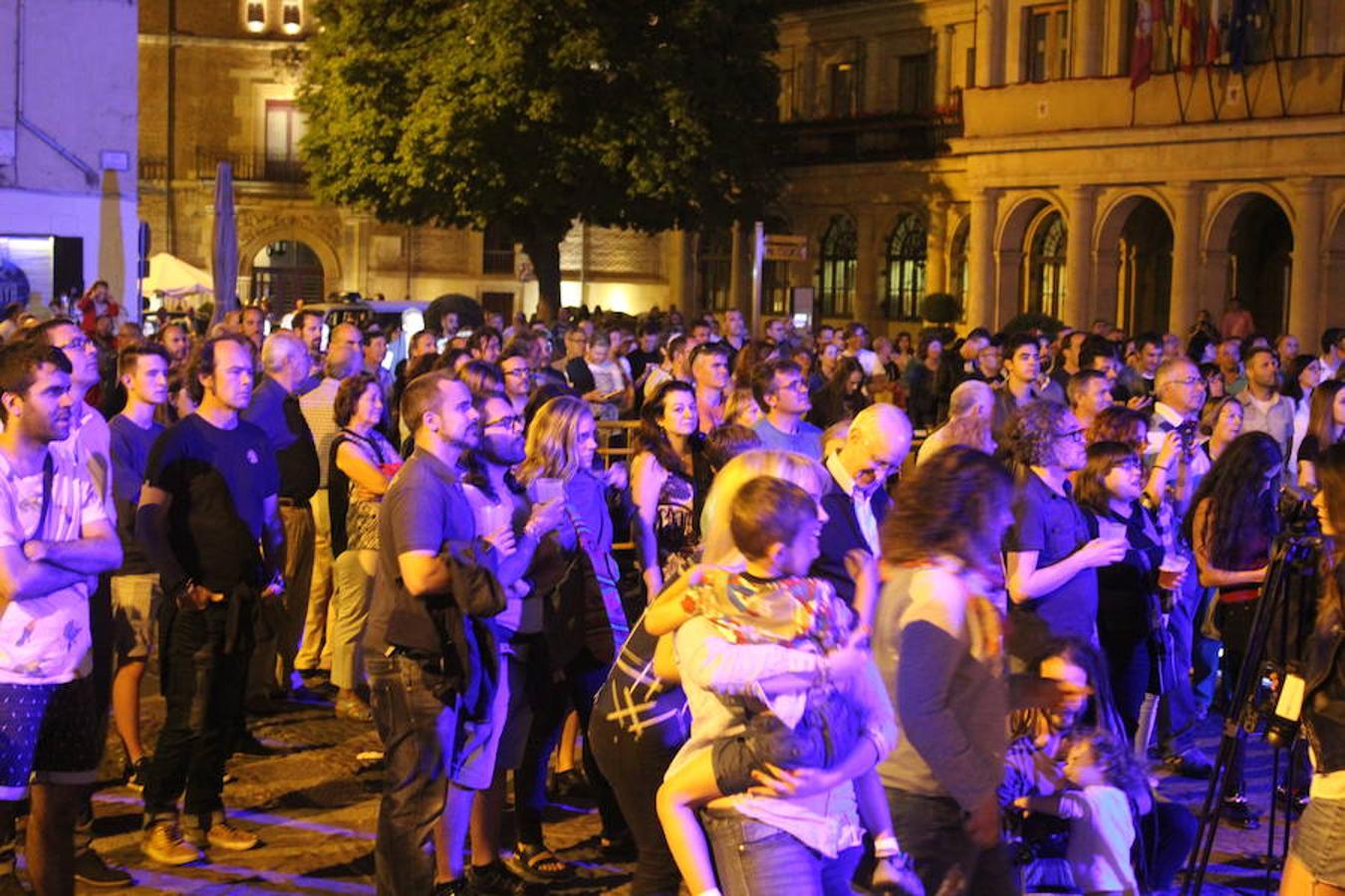 The Bright, por y para León