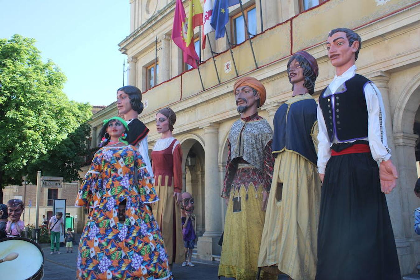 Gigantes, cabezudos y León