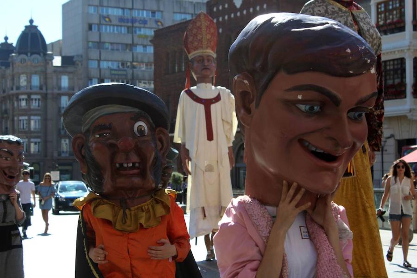 Gigantes, cabezudos y León