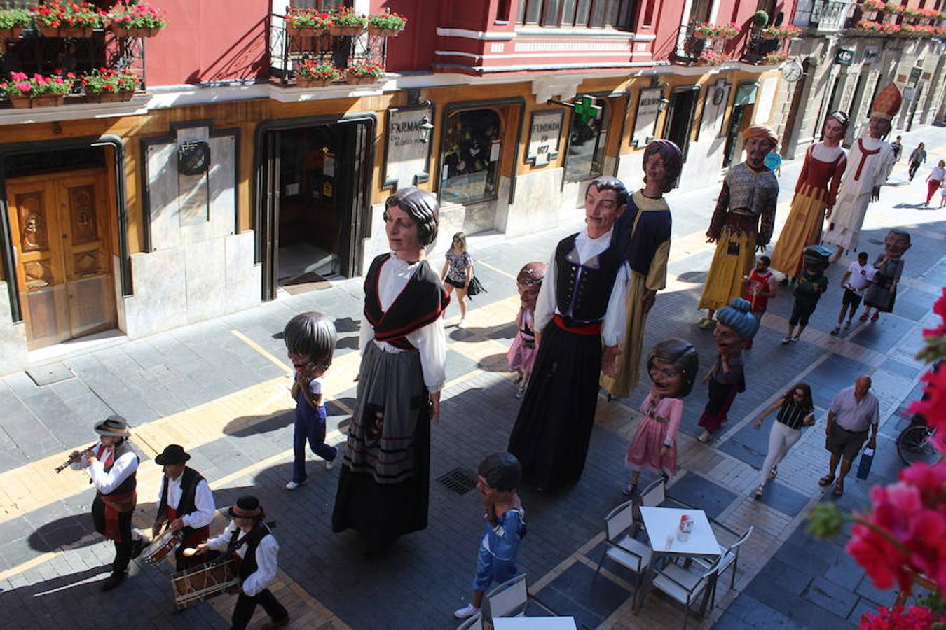 Gigantes, cabezudos y León