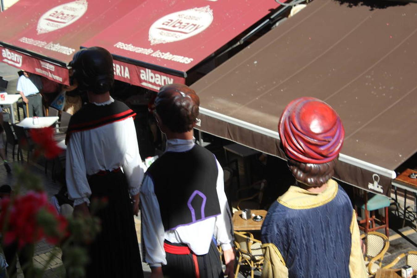 Gigantes, cabezudos y León