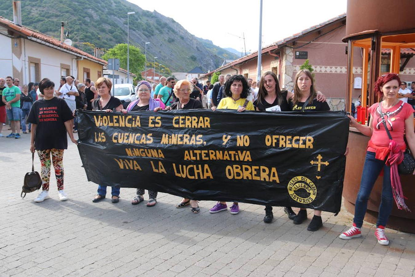 Ciñera sale a la carretera en defensa de la minería