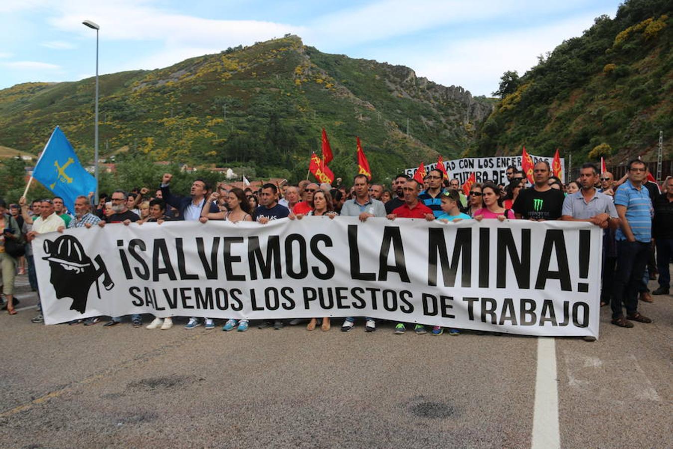 Ciñera sale a la carretera en defensa de la minería