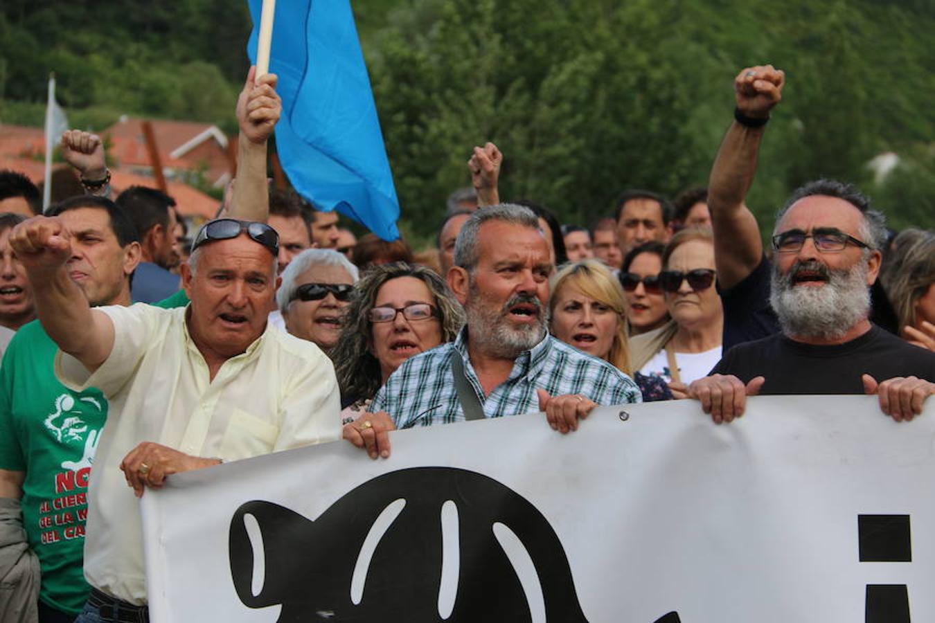 Ciñera sale a la carretera en defensa de la minería