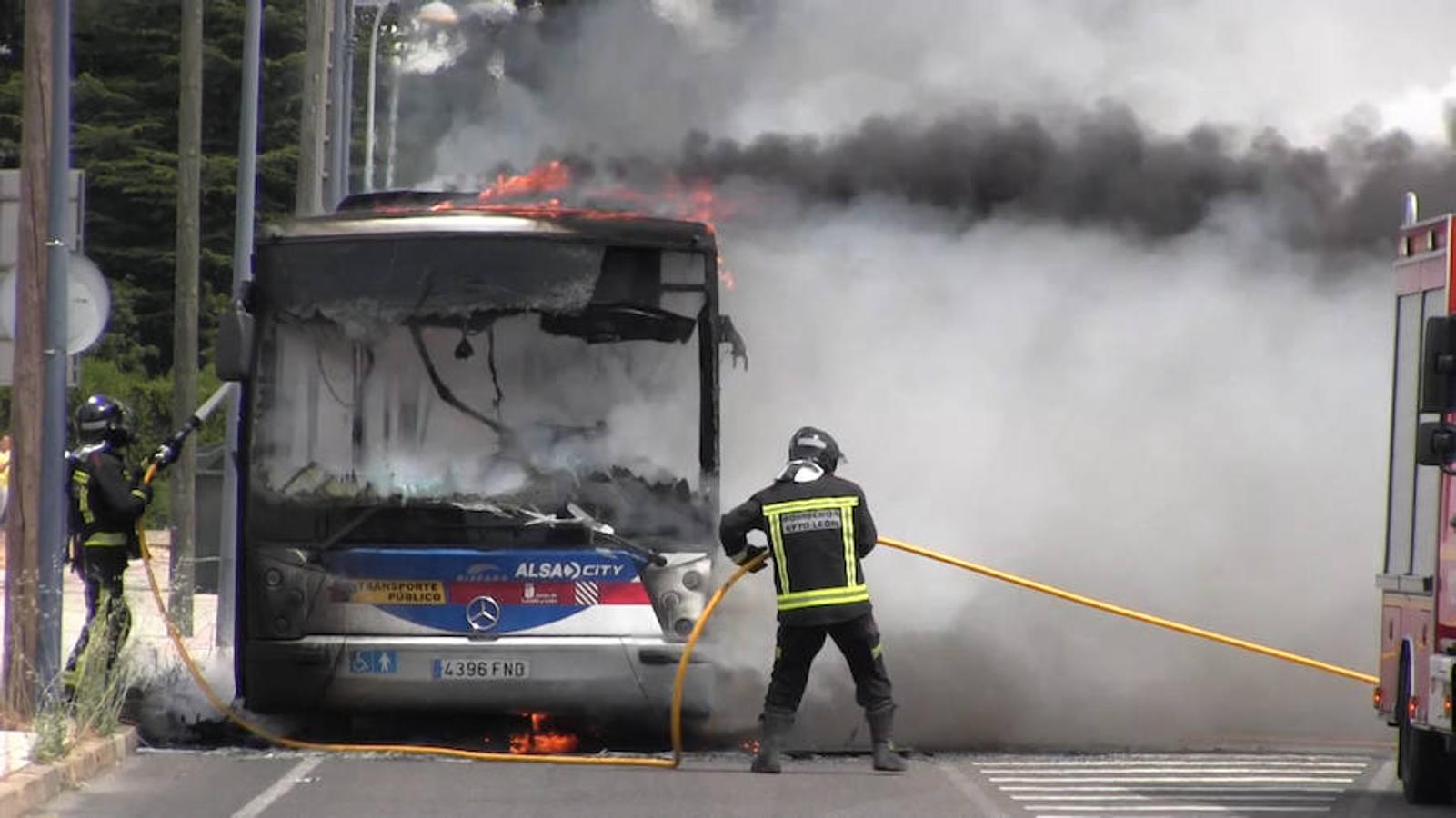 Arde un autobús urbano de León