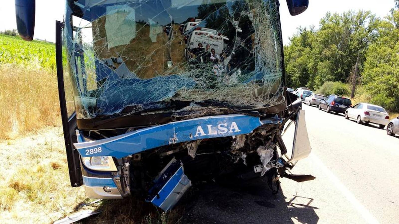 Un fallecido en una colisión entre un vehículo y un autobús