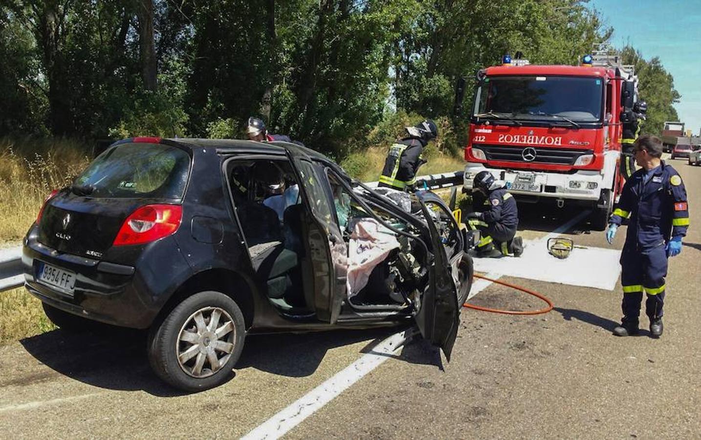 Un fallecido en una colisión entre un vehículo y un autobús