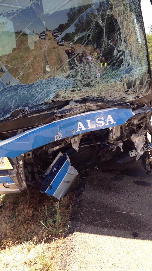 Un fallecido en una colisión entre un vehículo y un autobús