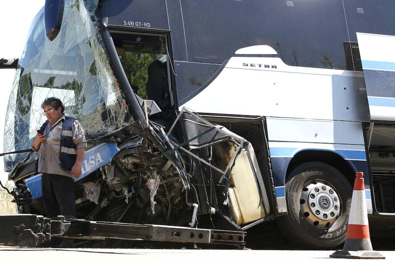 Un fallecido en una colisión entre un vehículo y un autobús