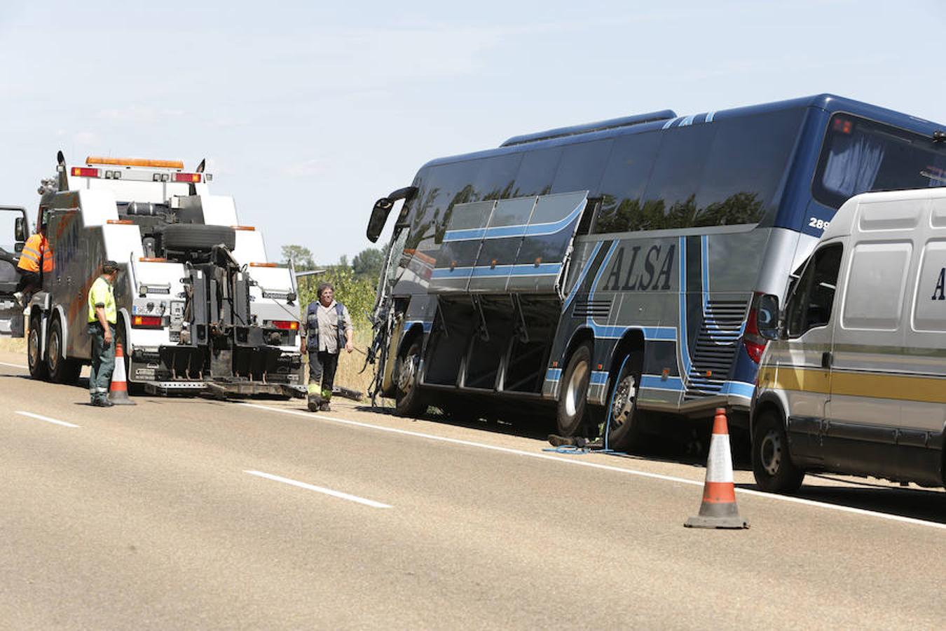 Un fallecido en una colisión entre un vehículo y un autobús