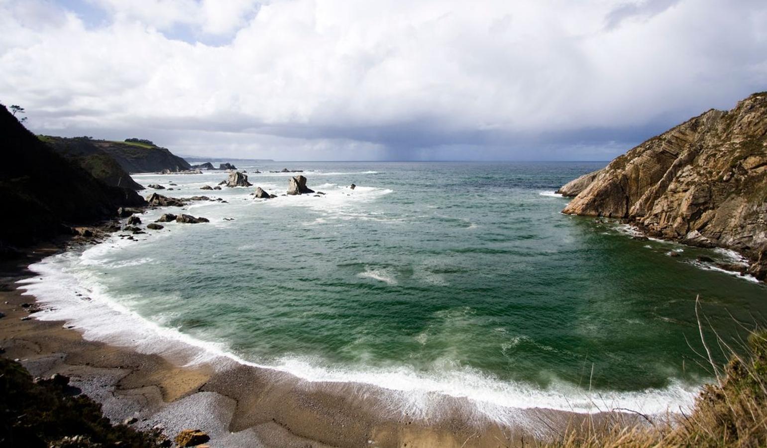 10 Playa del Silencio (Cudillero). Playa acantilada para los que buscan tranquilidad. Con unos 510 metros de longitud y una peculiar hilera de islotes decorando su orilla, este rincón semidesconocido goza de unas vistas increíbles.