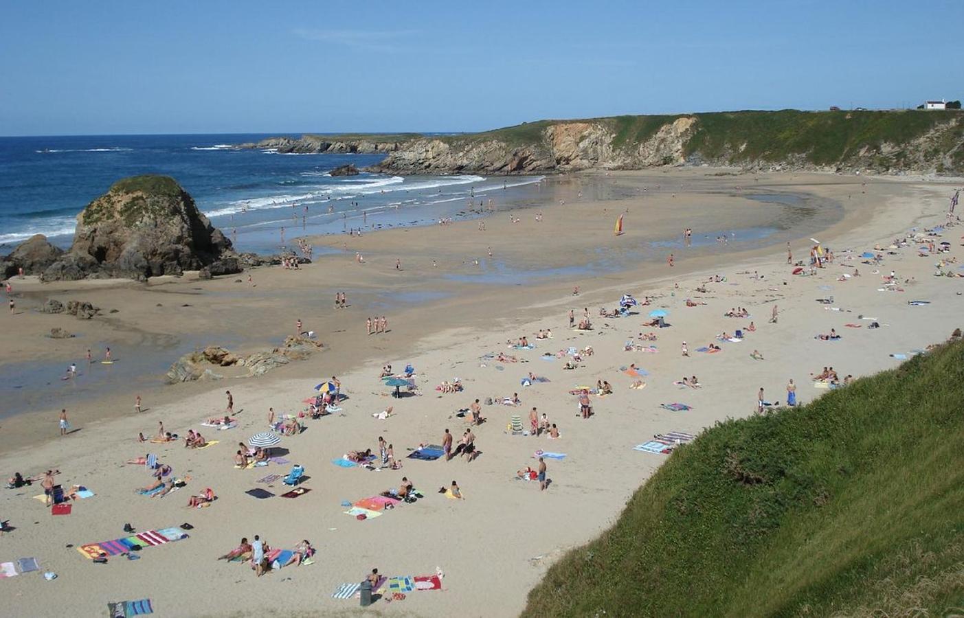 2 Playa Peñarronda (Tapia de Casariego). Situada junto a Santa Gadea, entre los concejos de Castropol y Tapia de Casariego tiene una longitud de 600 m y una anchura de unos 350 y está flanqueada por dos acantilados. Se trata de una playa de dunas que fue declarada Monumento Natural en 2002. y que recibe su nombre de la roca situada en el medio de la orilla. Además, este año ha sido galardonada con la bandera azul.