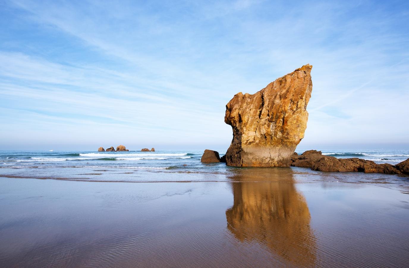 4 Playa de Aguilar (Muros de Nalón). Permanece separada de playa de Campofrío (Cudillero) únicamente por la desembocadura del arroyo de Aguilar. Con una extensión de 640 metros y fuerte oleajes, presenta las condiciones idóneas tanto para hacer surf como para bucear y fondear embarcaciones. También dispone de aparcamiento y acceso para discapacitados.