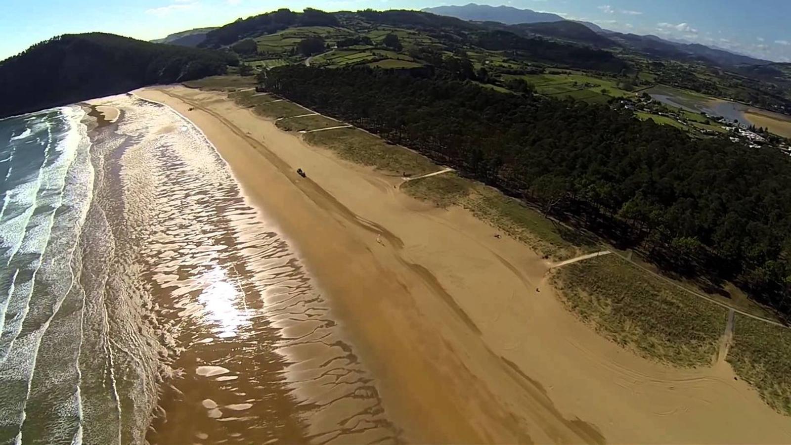 9 Playa de Rodiles (Villaviciosa). Uno de los arenales más amplios de Asturias, con unos 1.000 metros de longitud y arena fina y dorada. Linda con la desembocadura de la ría de Villaviciosa y con un frondoso bosque de eucaliptos.