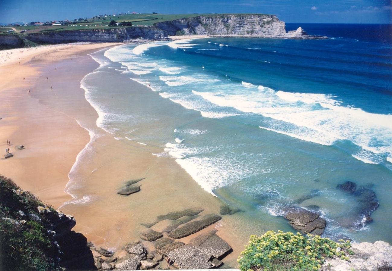 Playa de Langre. Langre es una precios cala situada bajo un acantilado de 25 metros de altura. Tradicionalmente nudista, con los años ha ido perdiendo esta característica aunque por supuesto sigue estando permitido. Cuenta la leyenda que hace muchos años el cura del pueblo y otros vecinos se asomaban al acantilado y tiraban piedras a aquellos que practicaban el nudismo. Verdad o no, esta joya del cantábrico es el paraje perfecto para relajarse y disfrutar de la naturaleza en su estado más salvaje.
