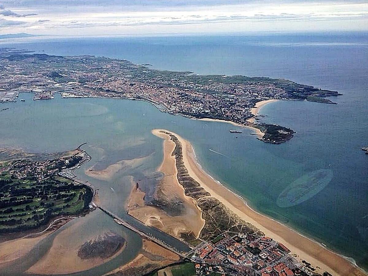 El Puntal. El mayor encanto de esta playa, situada en la Bahía de Santander y perteneciente al municipio de Ribamontán del mar, es la tranquilidad que se respira en ella. Un único chiringuito para atender a las pocas personas que hay cada día en el Puntal, y es que solo se puede acceder a sus alrededores en barco, andando por la orilla desde la Playa de Somo o a través de la lancha municipal.