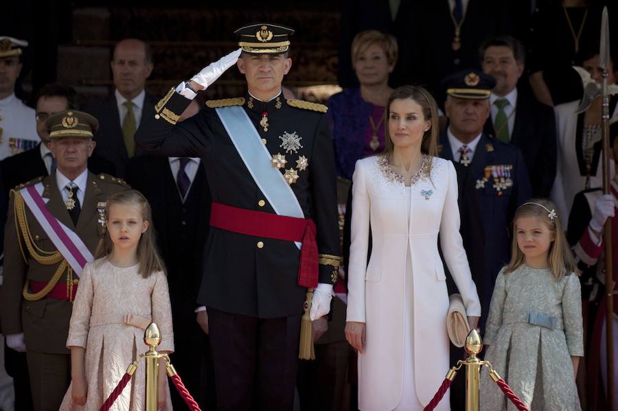 El Rey Felipe VI, junto a la reina Letizia, y sus hijas, la princesa Leonor y la infanta Sofía, pasa revista a las tropas, antes de su ceremonia de proclamación como Rey de España, en la Puerta de los Leones del Congreso de los Diputados.