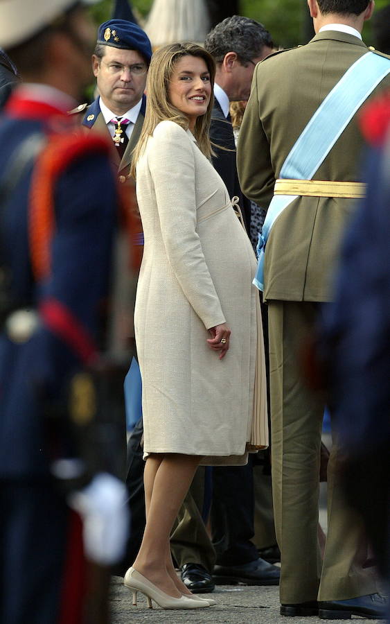 Letizia Ortiz, embaraza de su primera hija durante el Día de la Hispanidad (2005)