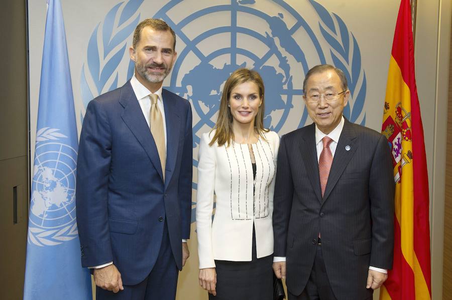 El rey Felipe VI y la reina Letizia posan junto al secretario general de las Naciones Unidas Ban Ki-moon  durante la 69 ª Asamblea General de la ONU, en Nueva York.