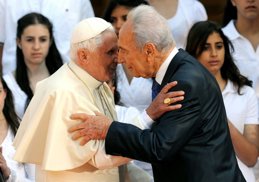 Simón Peres con el papa Benedicto XVI durante su visita al Vaticano.