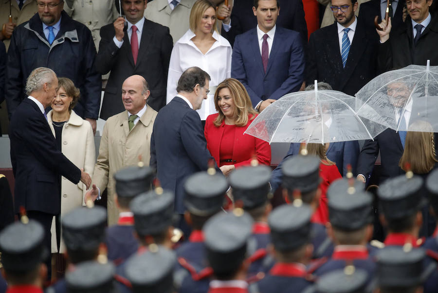 Mariano Rajoy saluda a la presidenta de Andalucía, Susana Díaz.