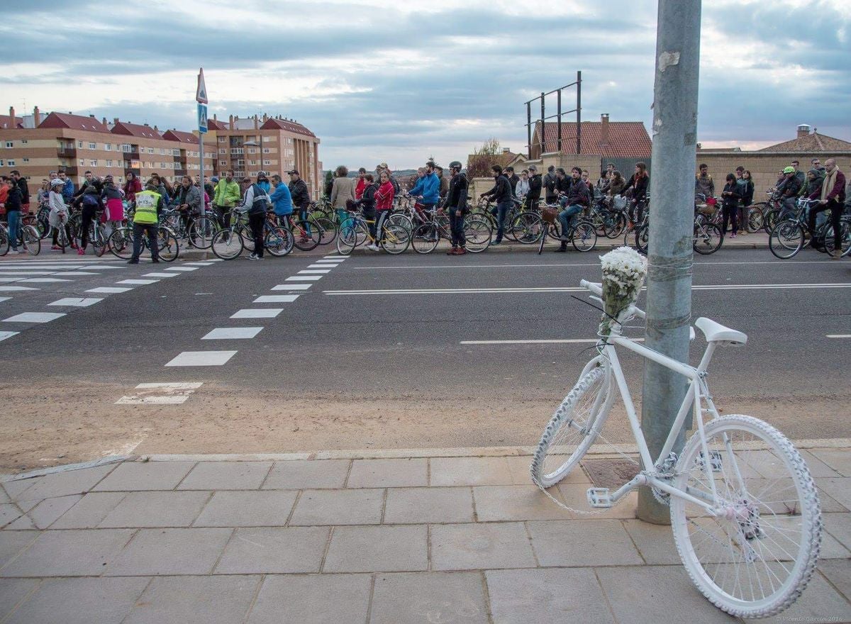 Imagen de 'Bici Crítica' en la jornada en la que se colocó la bicicleta.