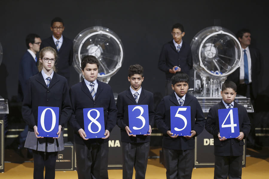 Los niños de San Ildefonso muestran el primer premio del sorteo de 'El Niño'.