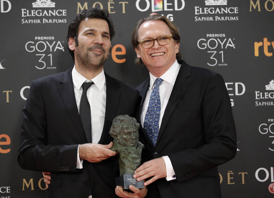 Los productores Enrique Costa y Stephane Smith posan con su Goya a la mejor película europea por la francesa 'Elle'.