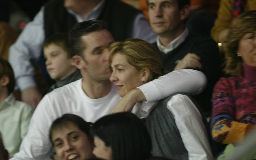 La pareja ha tratado siempre de llevar una vida normal y era frecuente verlos en su actividad diaria, acudiendo a eventos deportivos o regalándose gestos cariñosos en público, como este beso durante un partido de baloncesto en Vitoria en 2007.