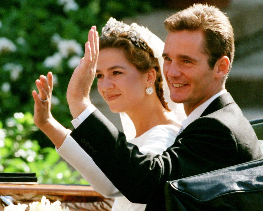 Boda de la Infanta Cristina e Iñaki Urdangarín: los novios saludando desde el coche tras la ceremonia en la catedral (1997).