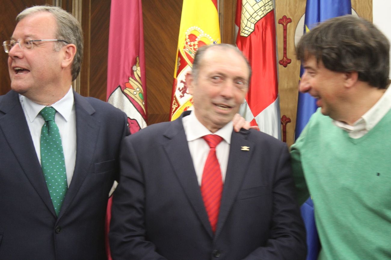 León abraza a Quini