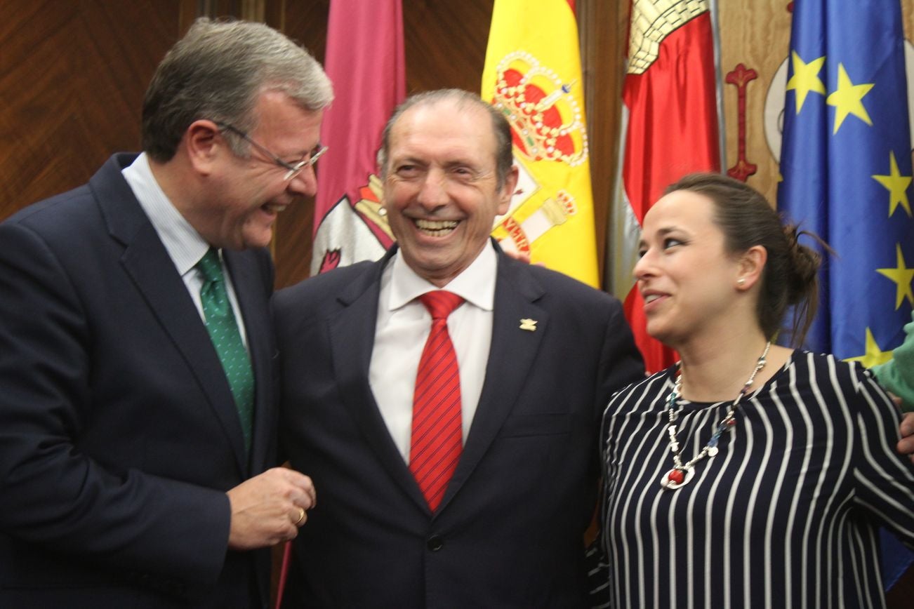 León abraza a Quini