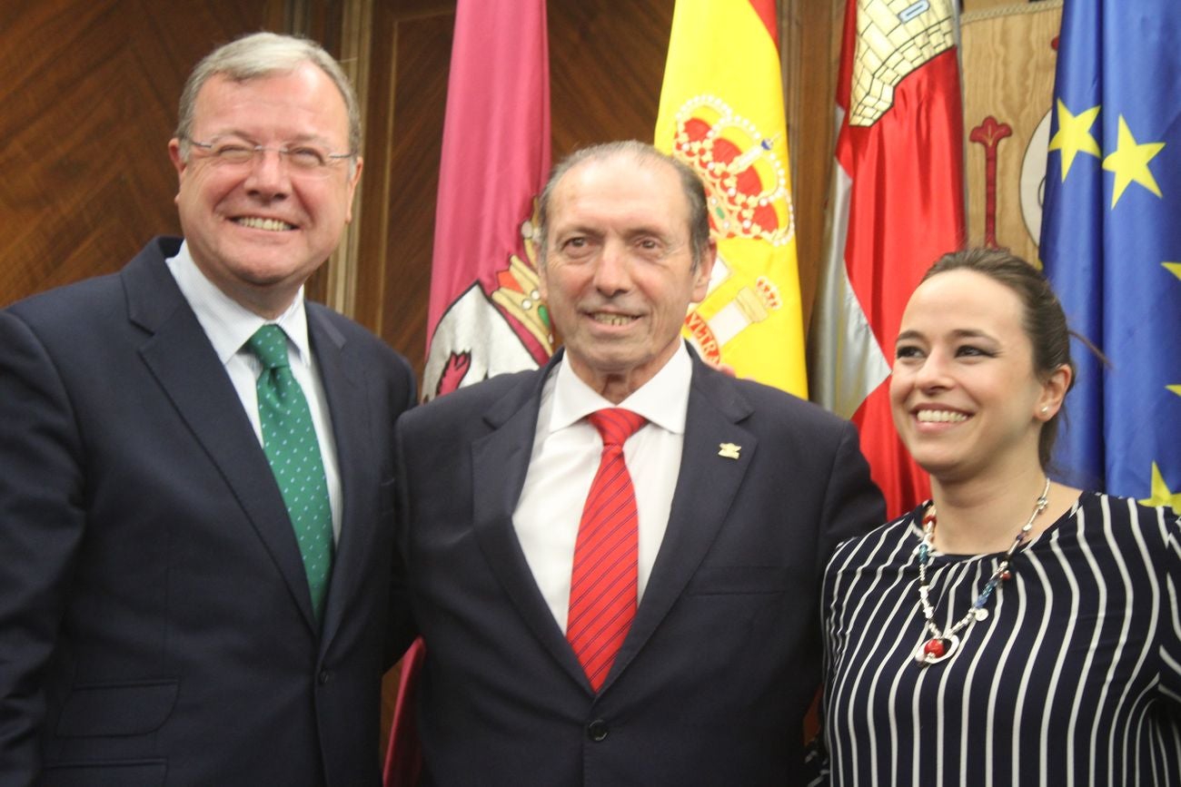 León abraza a Quini