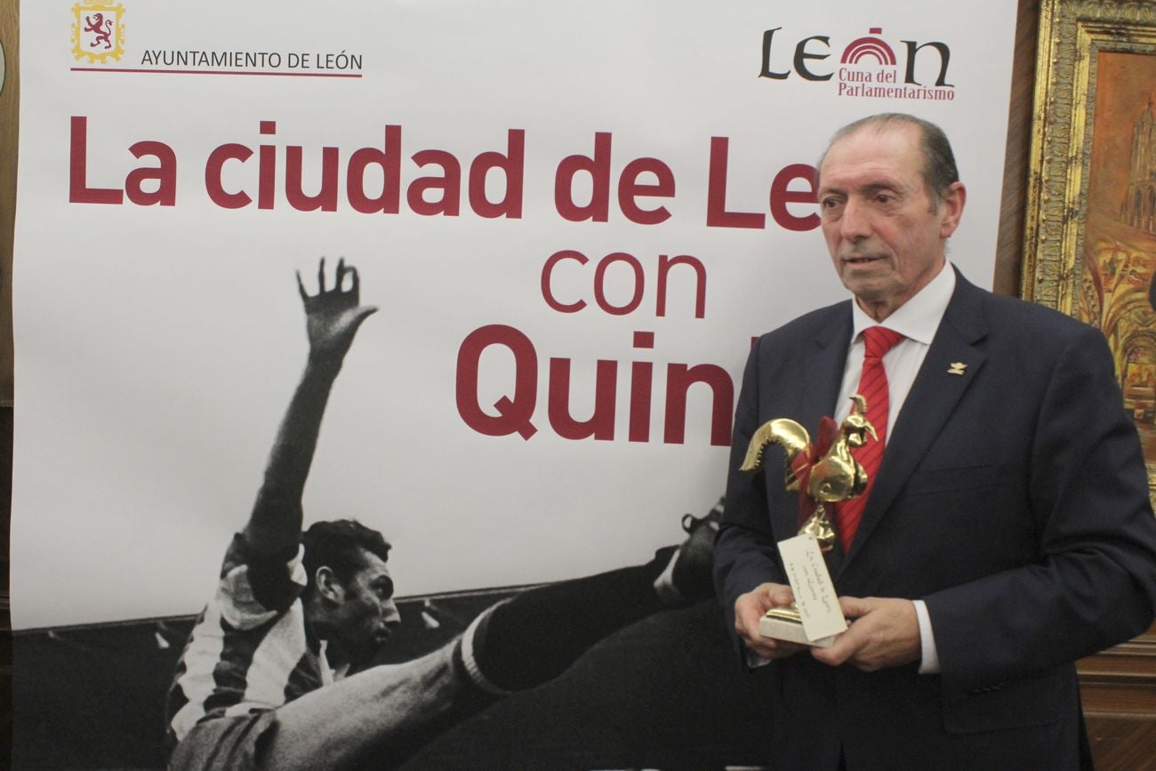 León abraza a Quini