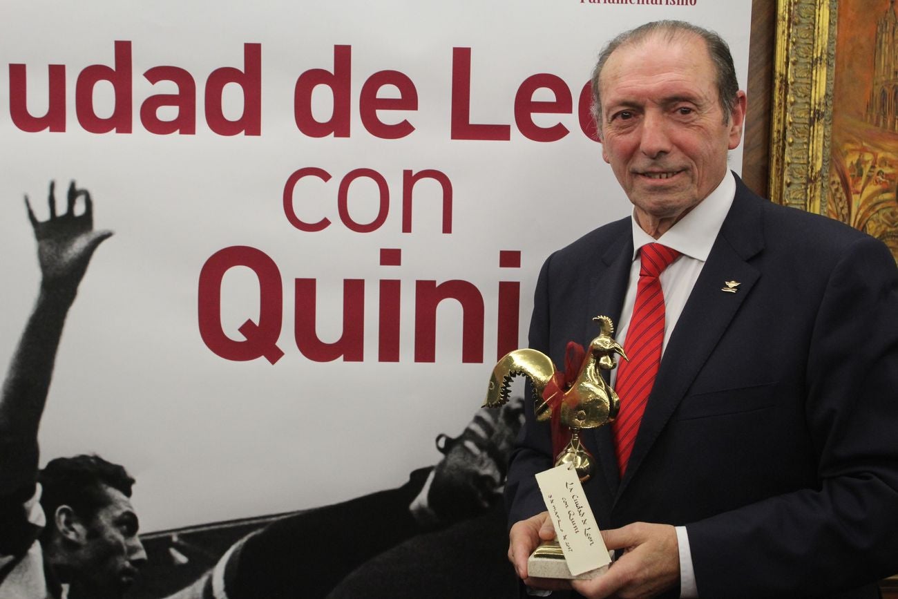 León abraza a Quini