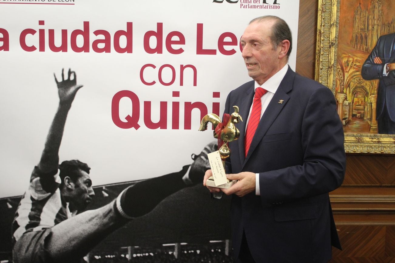 León abraza a Quini