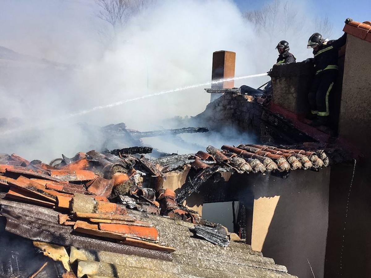 Un fuego reduce a escombros una vivienda en Valduvieco