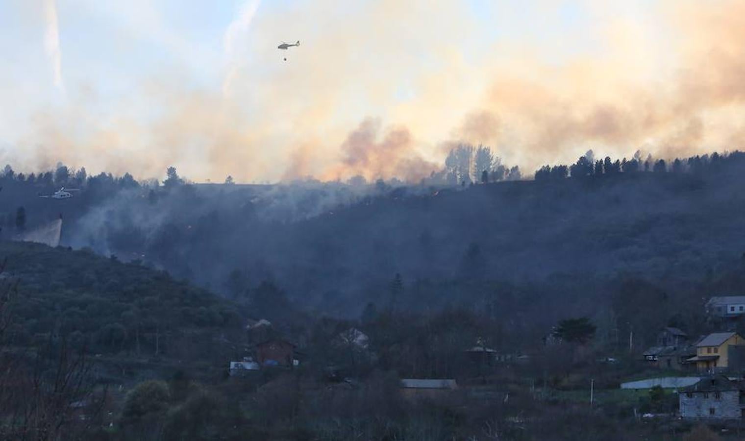 El fuego mantiene en vilo a El Bierzo