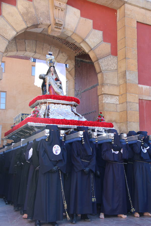 El sol arropa el Sábado de Pasión