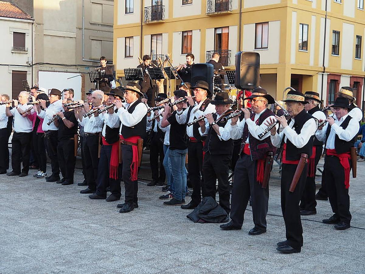 Las dulzainas invaden Veguellina
