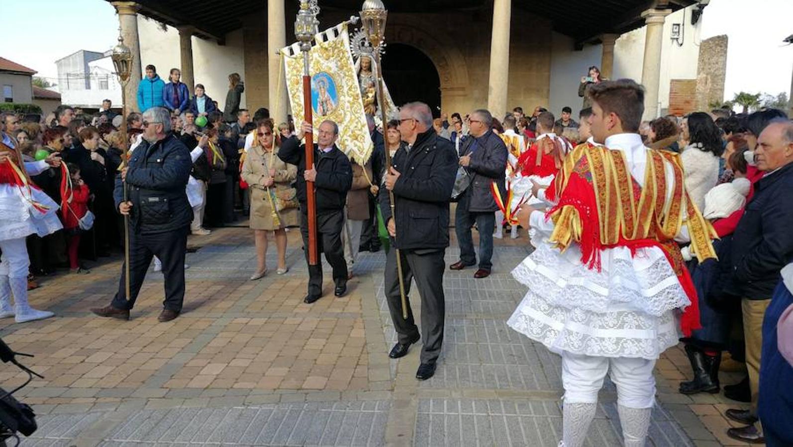 Laguna de Negrillos saca a la Virgen del Arrabal