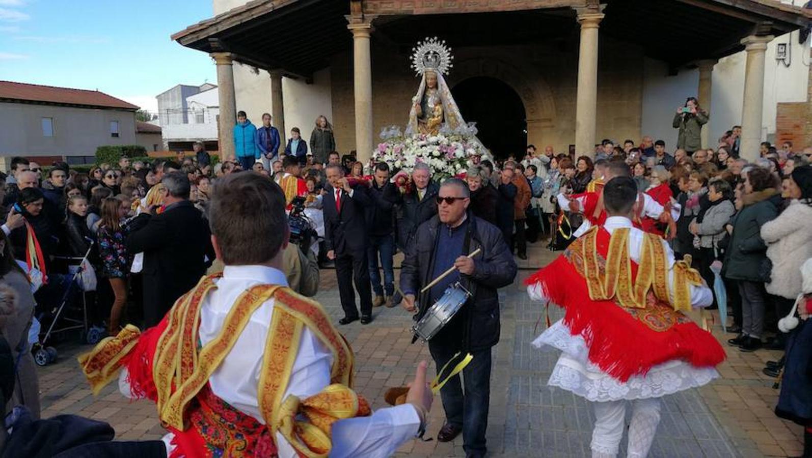 Laguna de Negrillos saca a la Virgen del Arrabal