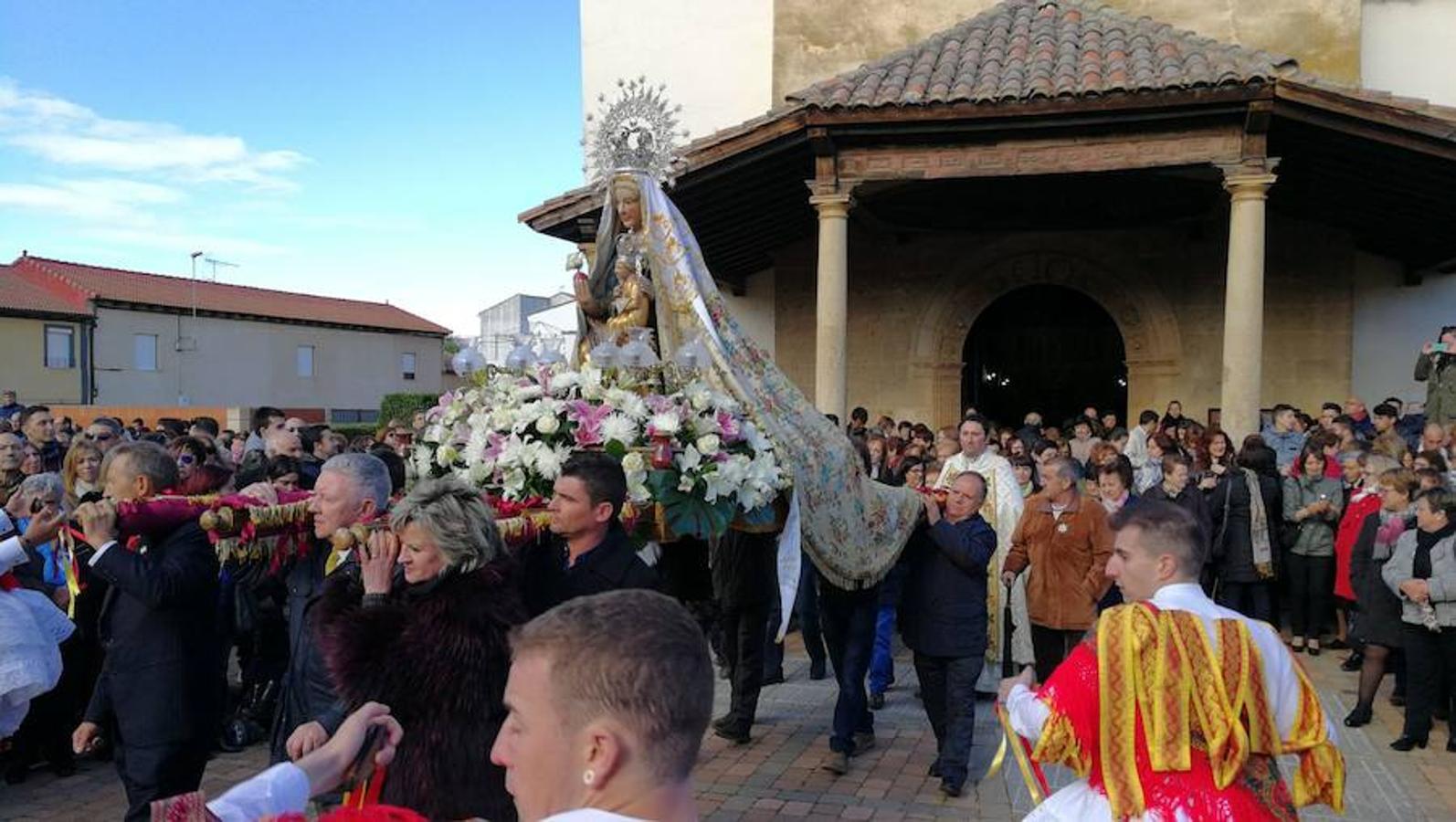 Laguna de Negrillos saca a la Virgen del Arrabal