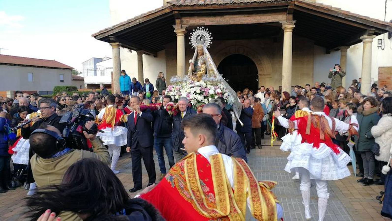 Laguna de Negrillos saca a la Virgen del Arrabal