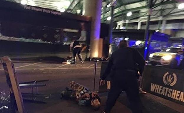 La BBC muestra una foto con dos hombres tirados, uno de ellos con latas adosadas