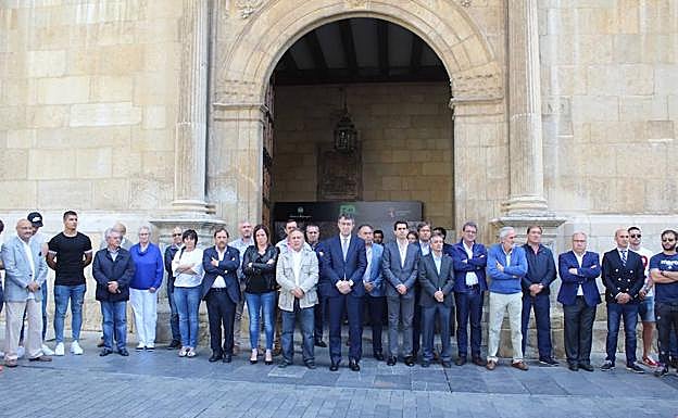 Minuto de silencio a las puertas de la Diputación Provincial.