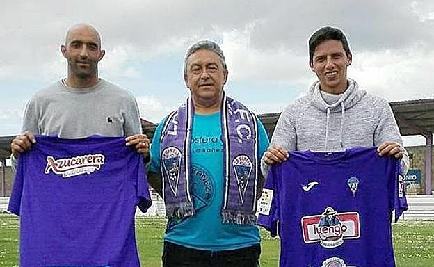El nuevo cuerpo técnico posa junto a representantes del club.