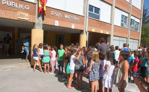 Alumnos esperando para entrar en un colegio.